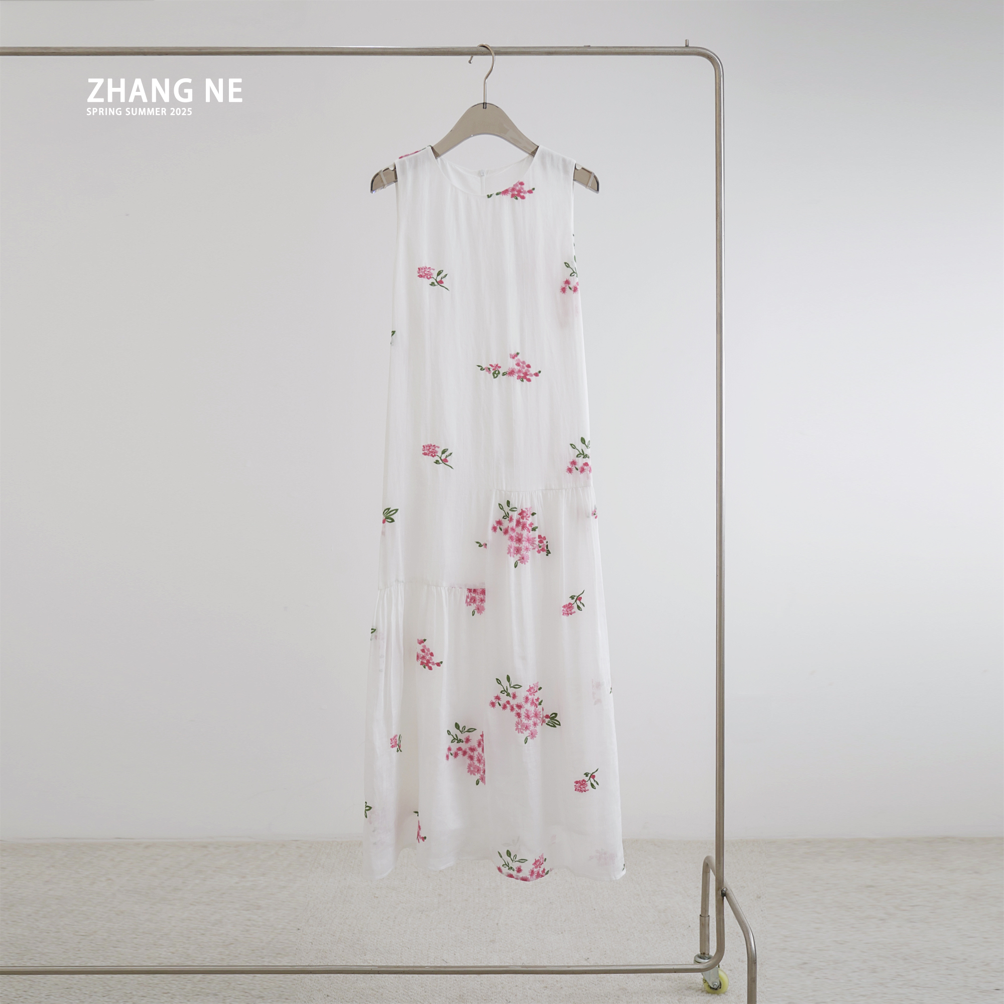 【ZHANG NE】夏季新款女士红花纯苎麻重磅绣花连衣裙-25052060121