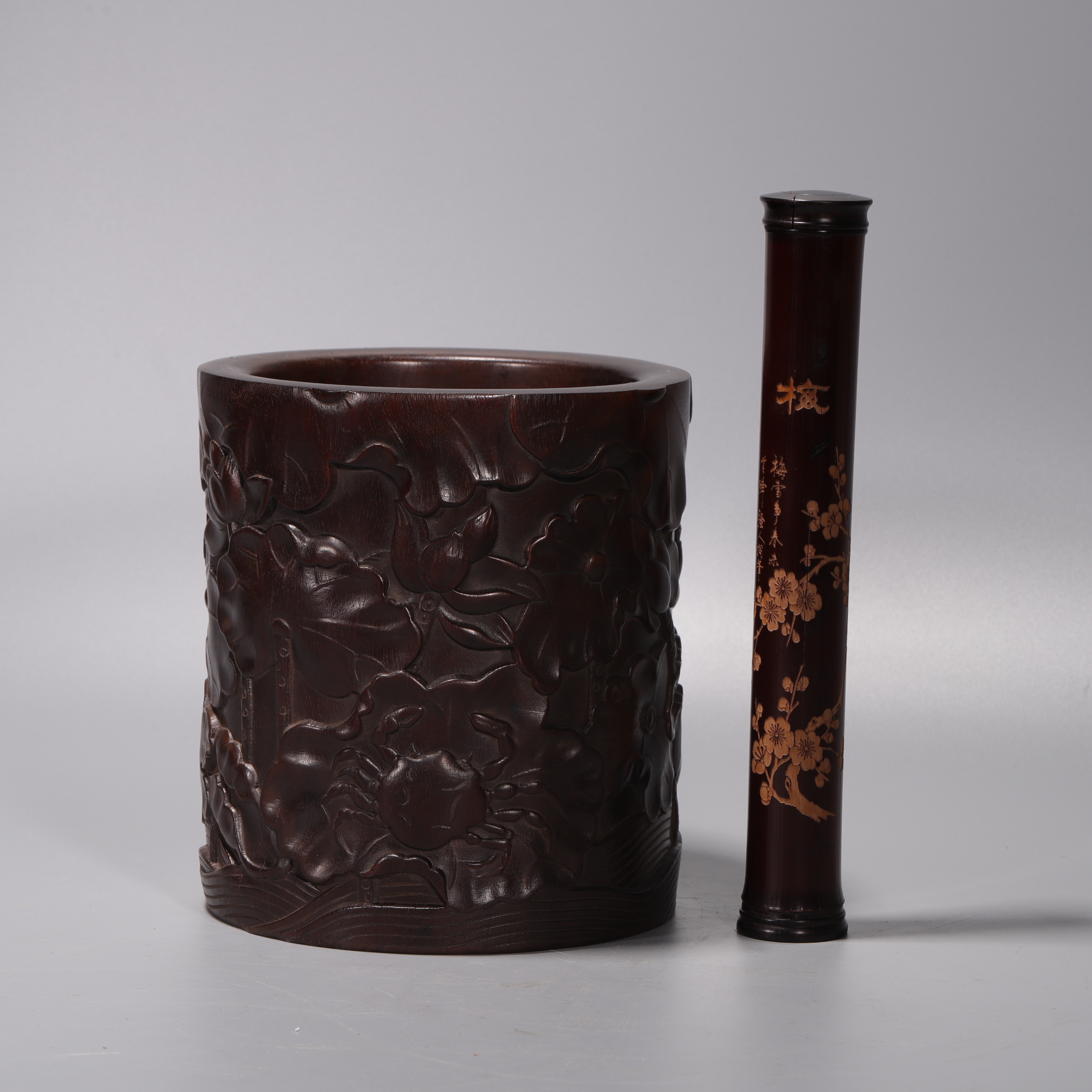 lot4  清代  红木笔筒及竹雕香筒 