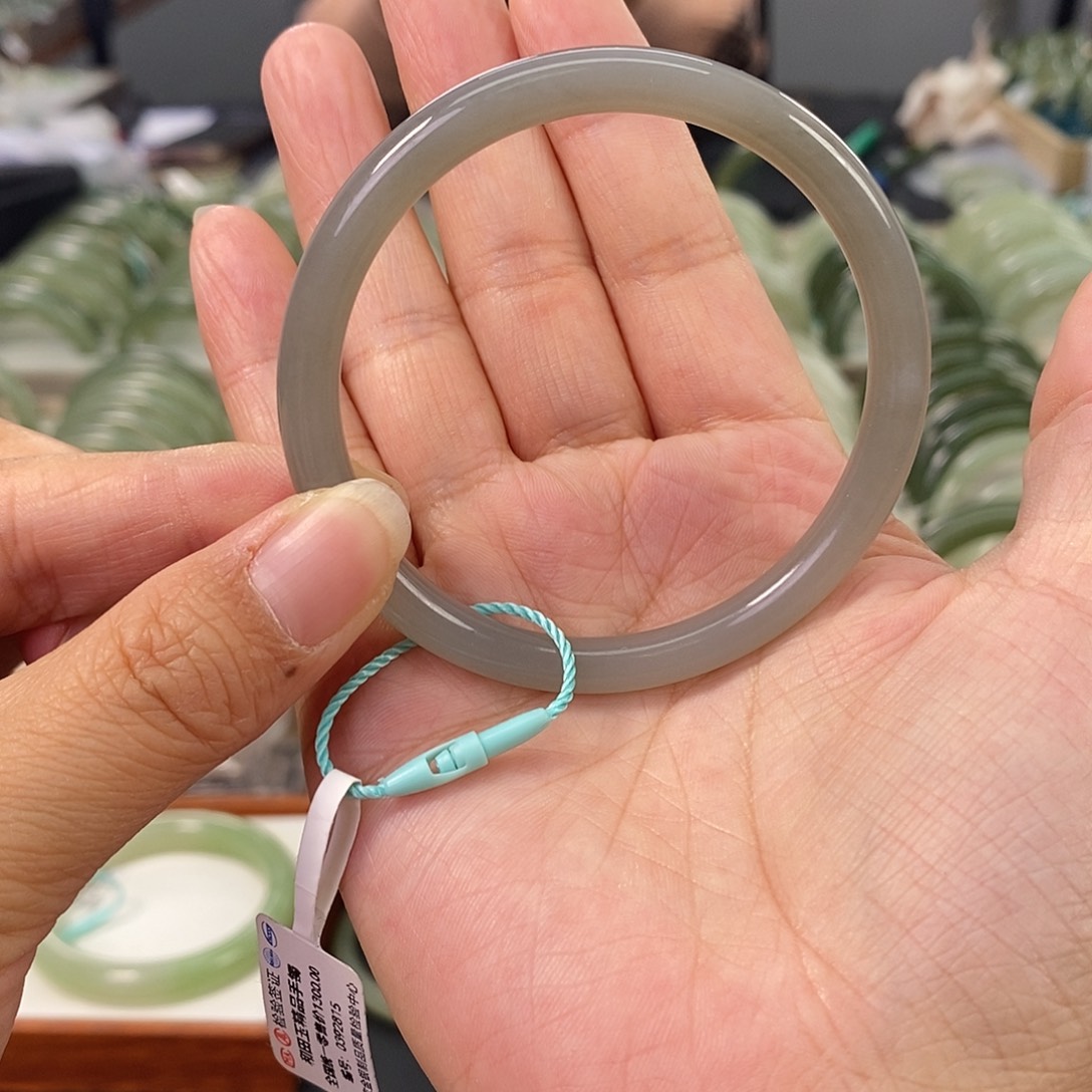 和田玉和田玉手镯54.55有纹未镶嵌