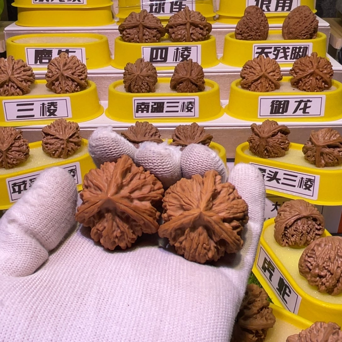 ￴***.桃核把件文山三棱