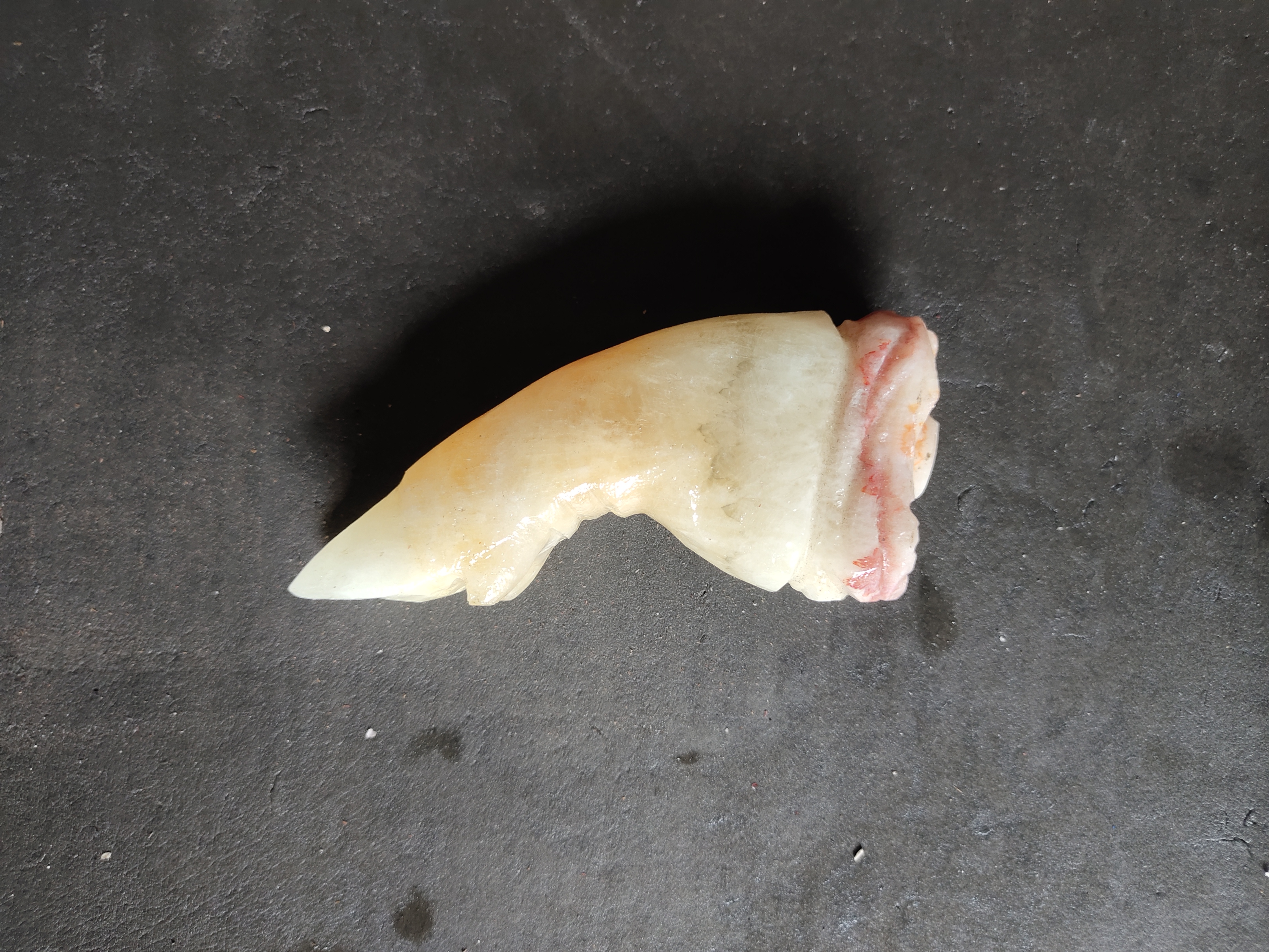 广西天然猪肉石挂件。尺寸13*6*3cm，随机发货一个。