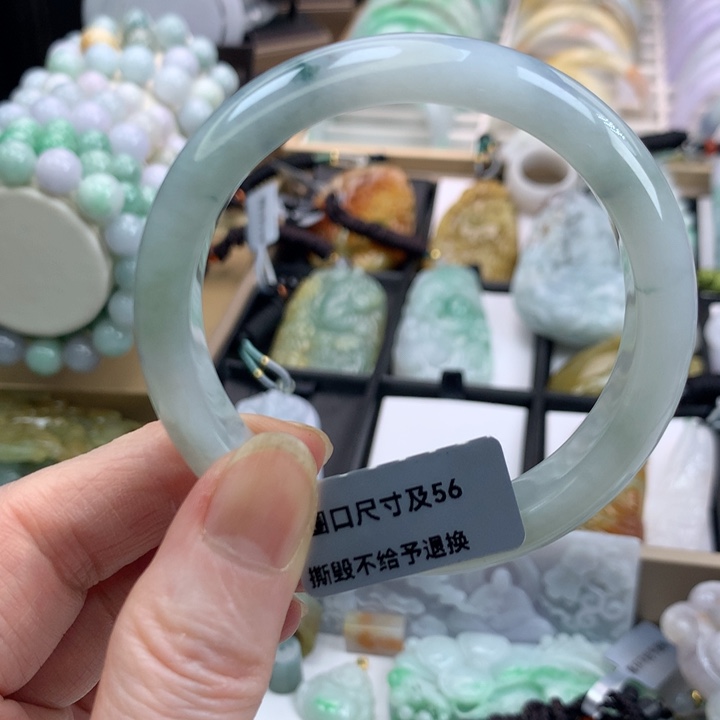 翡翠手镯未镶嵌吊坠