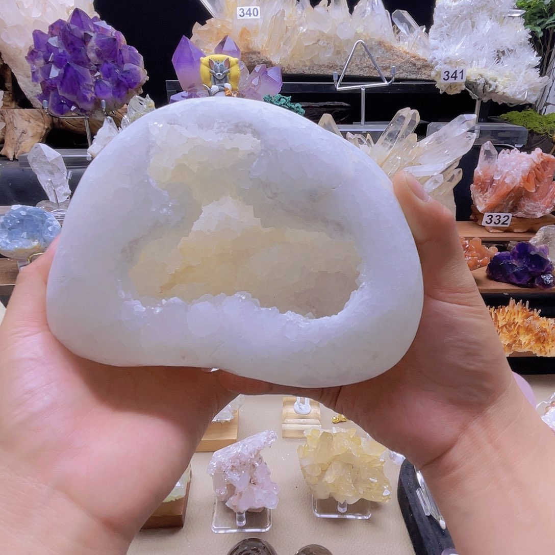 懒***洋石材白水晶洞。     