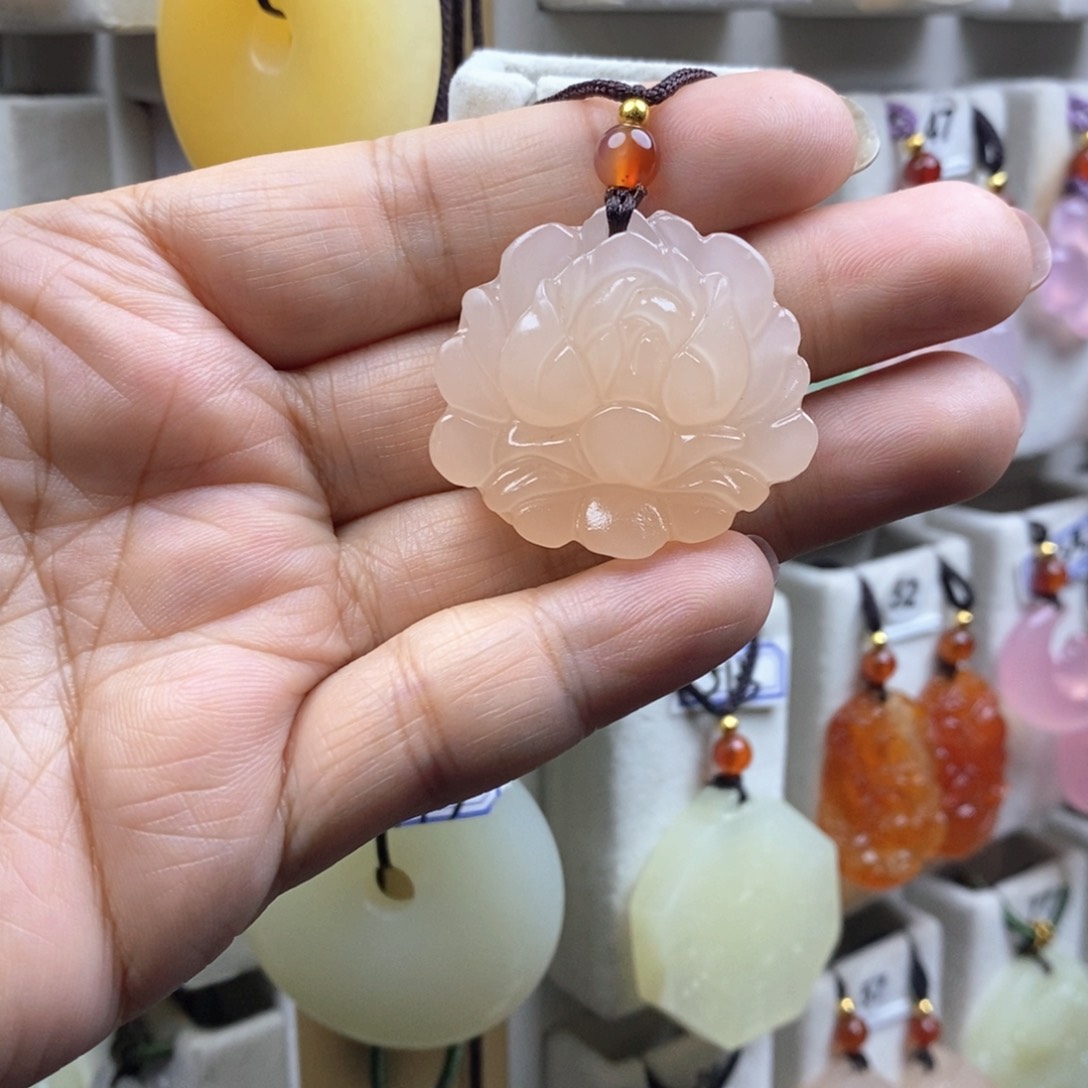 颈饰未镶嵌石英质玉（金丝玉）洛*