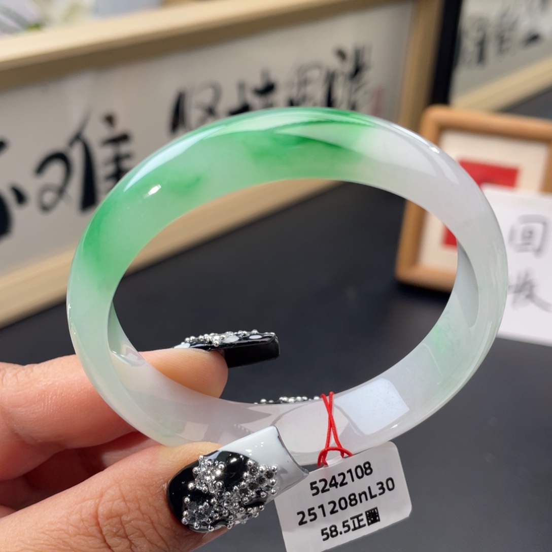 翡翠未镶嵌手镯【强烈推荐】胶润白底青正圈手镯