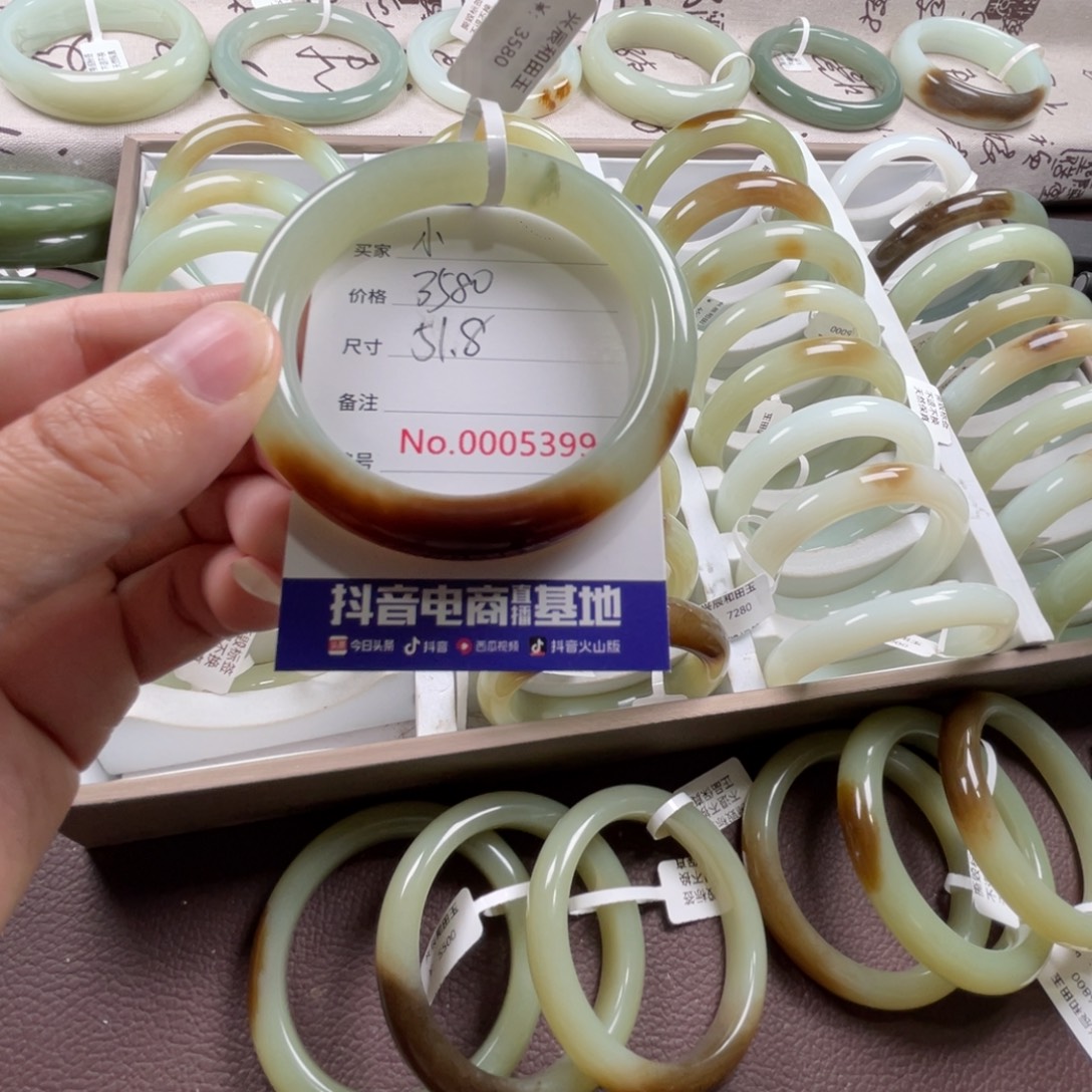 小***画和田玉未镶嵌手镯