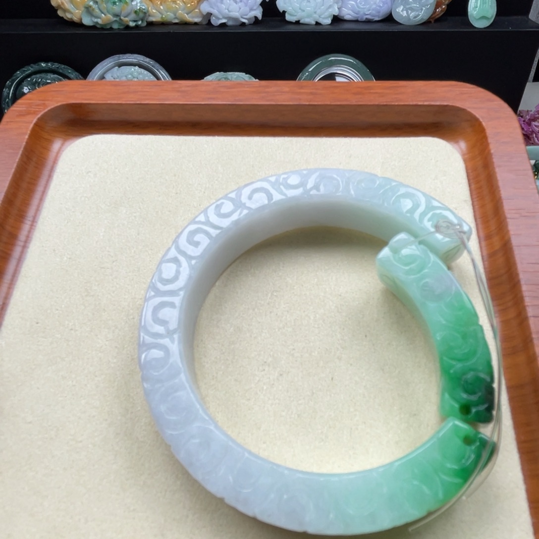 翡翠未镶嵌颈饰木*?翡翠手镯