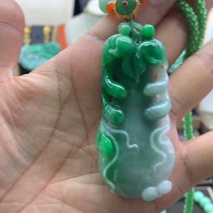 翡翠吊坠(赠链)未镶嵌