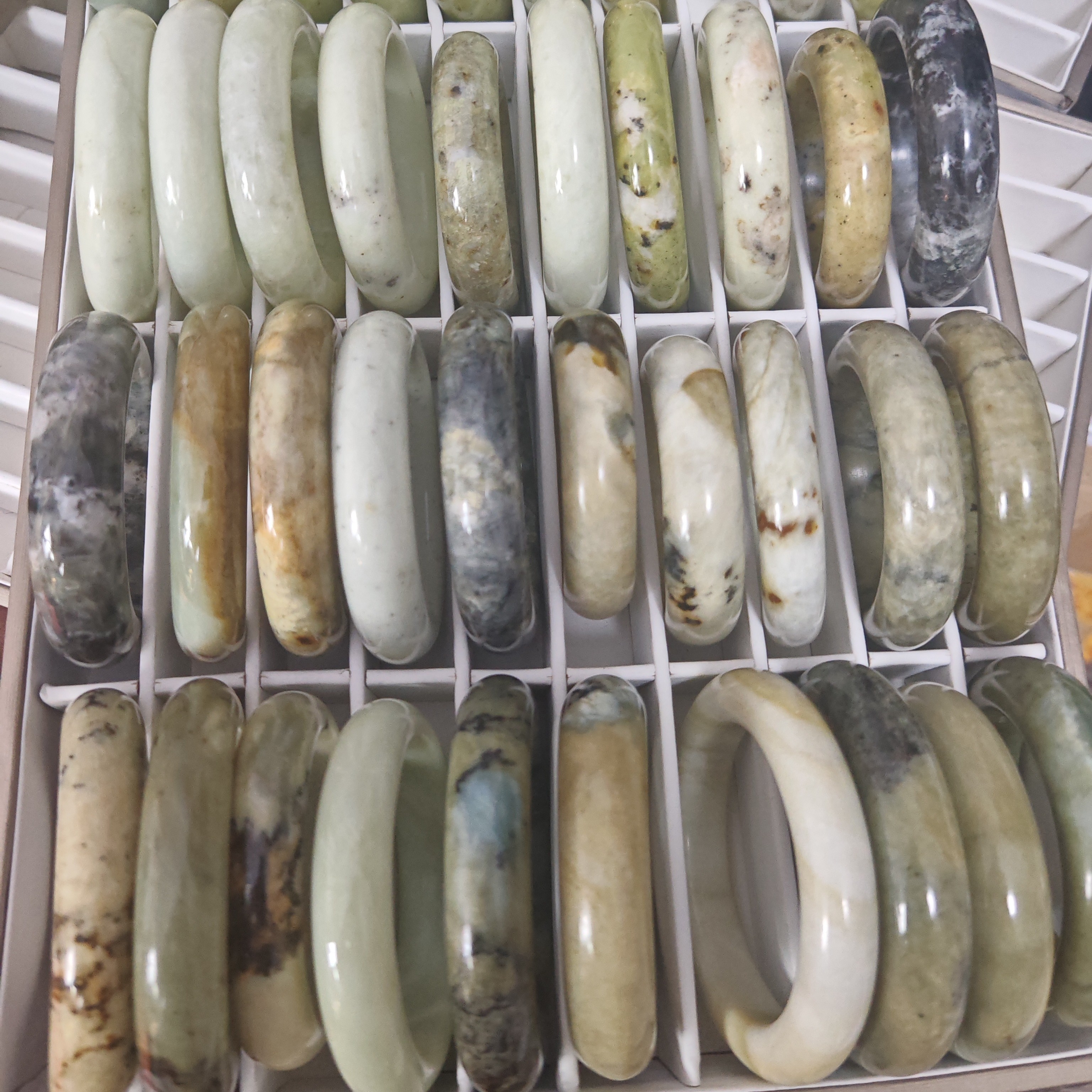 天然岫玉手镯多样性随机发一个，拍下备注不备注默认发一个