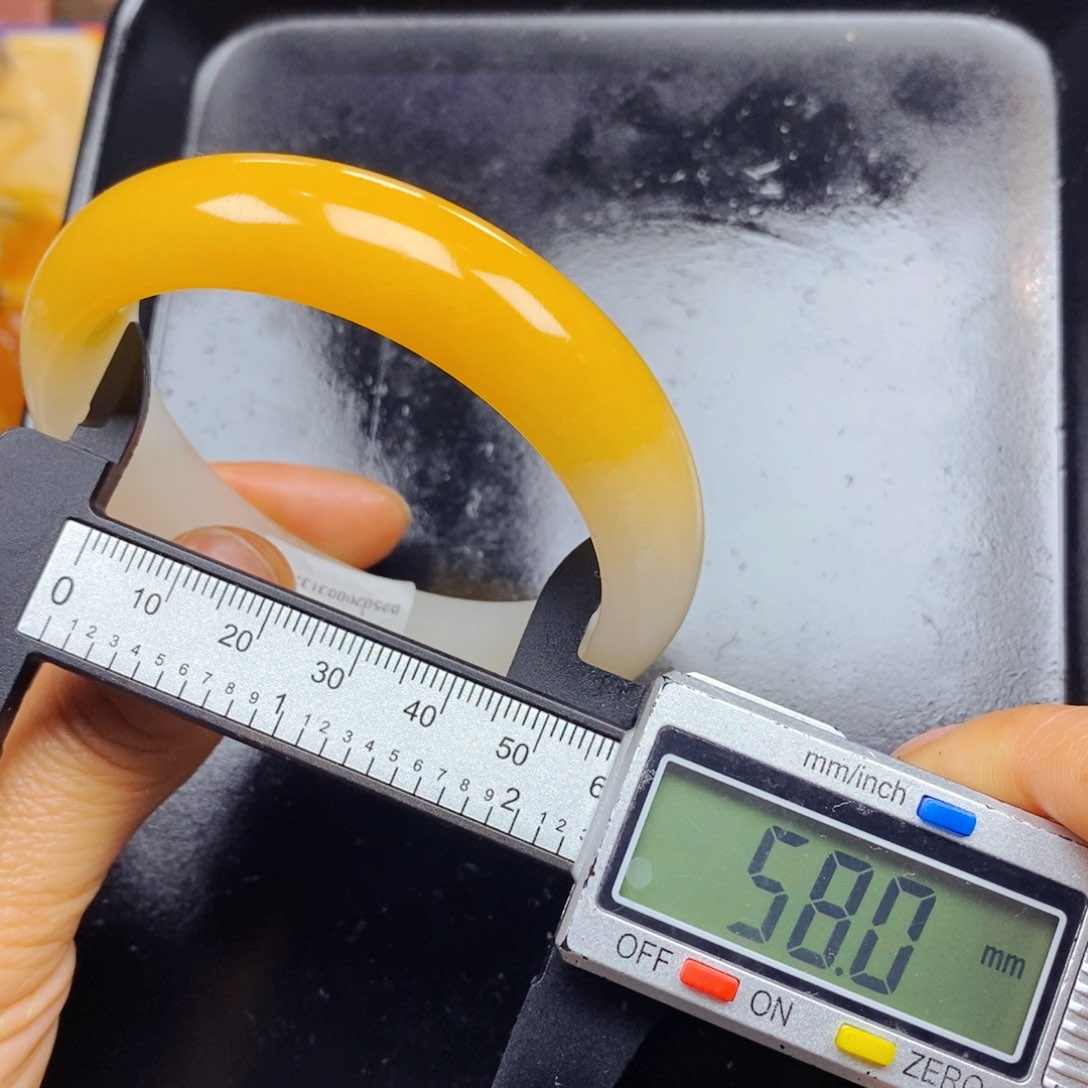 石英质玉（黄龙玉）未镶嵌颈饰
