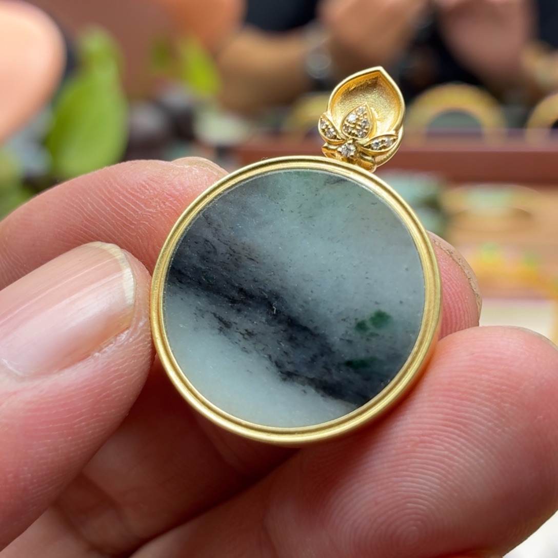 翡翠18K金镶嵌颈饰