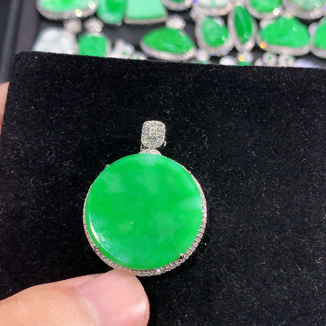 翡翠18K金镶嵌颈饰