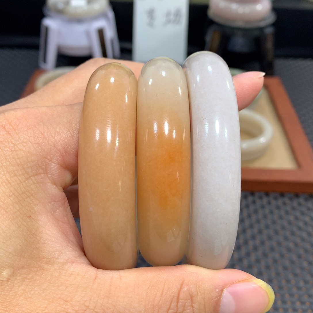 陷***妹石英质玉（佘太翠）未镶嵌手镯漏三支