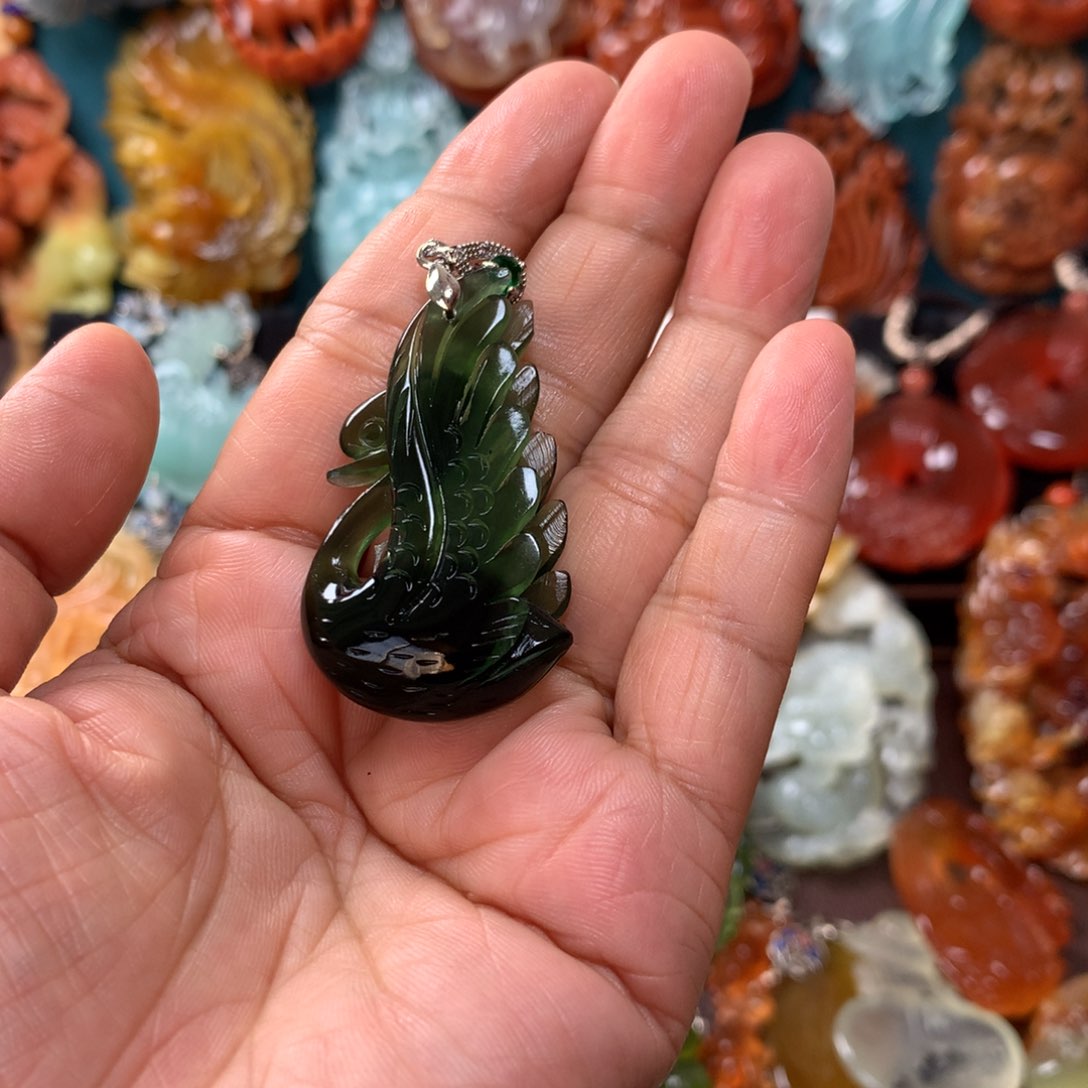 蛇纹石玉挂坠未镶嵌