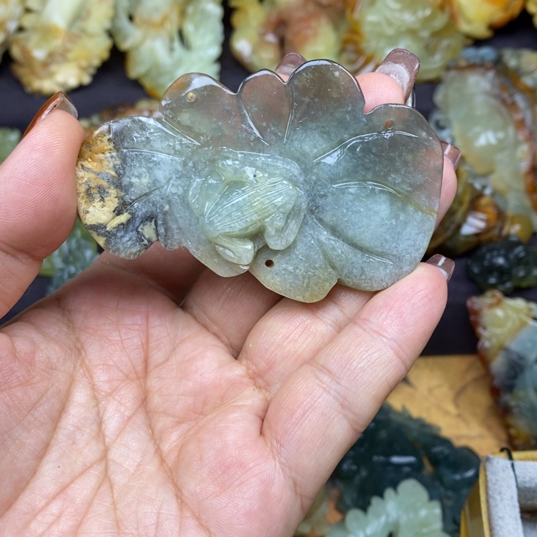 蛇纹石玉颈饰未镶嵌