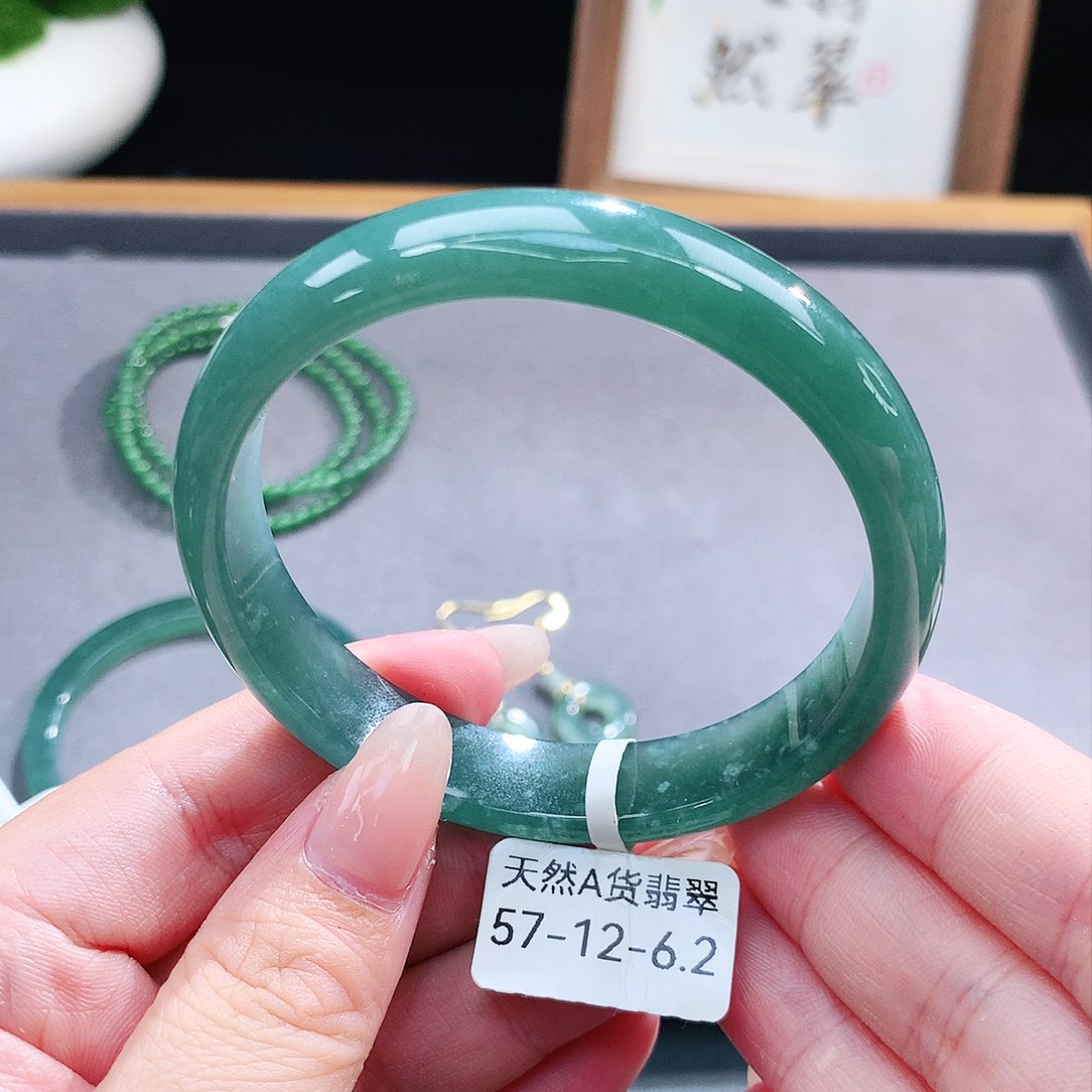 翡翠手镯（圆镯）未镶嵌
