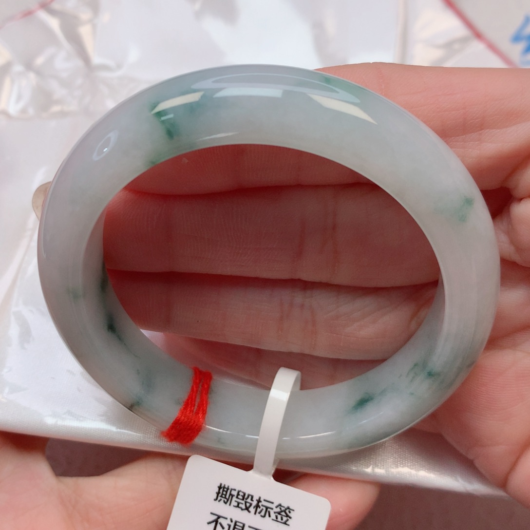 翡翠手镯未镶嵌52.6圈 白底飘绿花 完整度高推荐