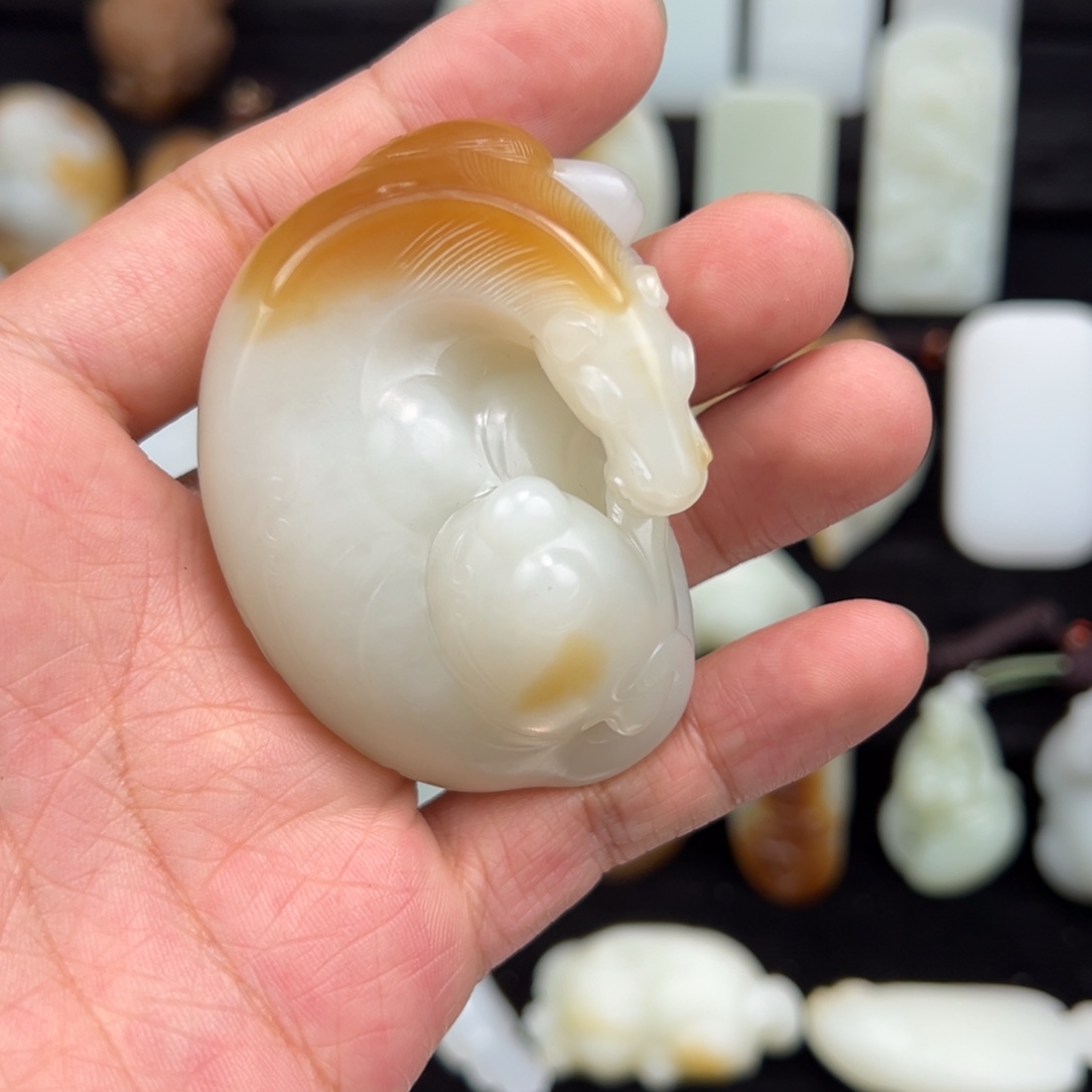 糊***面和田玉未镶嵌颈饰