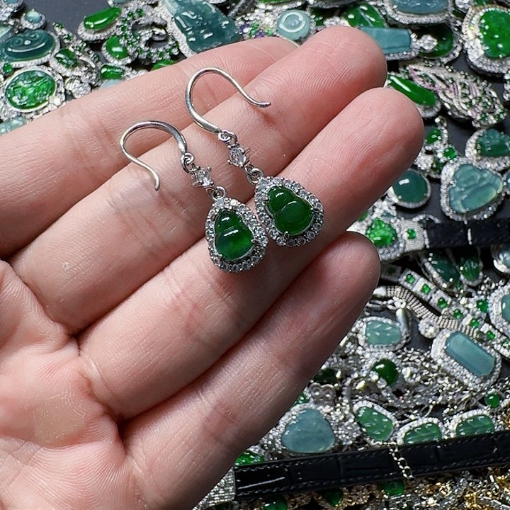 翡翠颈饰未镶嵌天然A货翡翠放漏