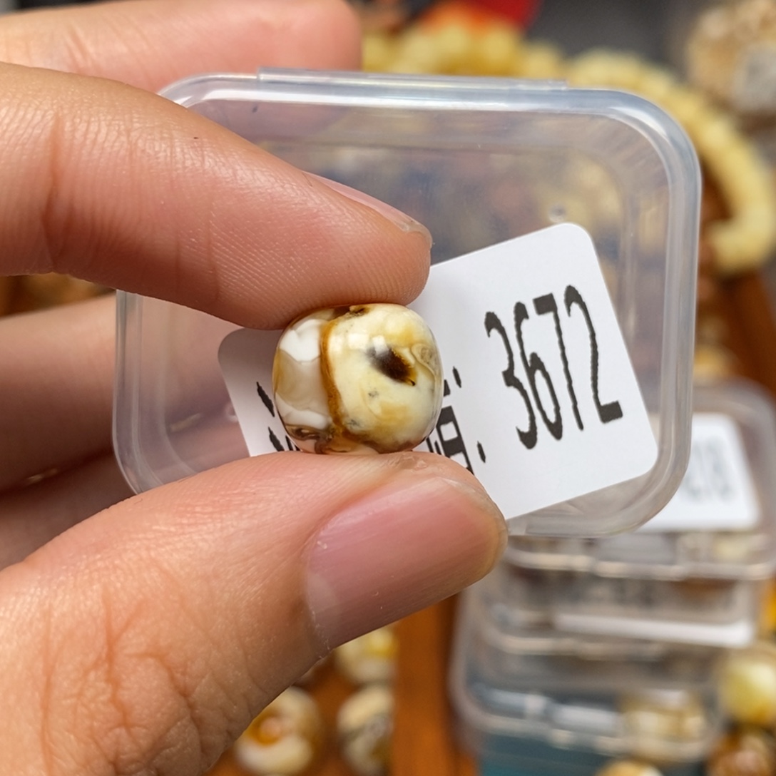 蜜蜡未镶嵌珠宝奇石3672