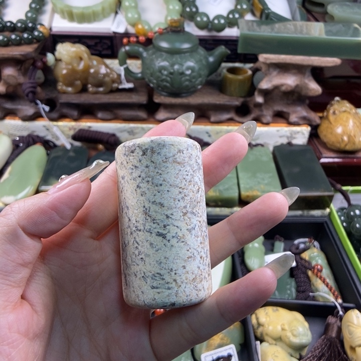 未镶嵌岫岩河磨玉（透闪石质玉）把件