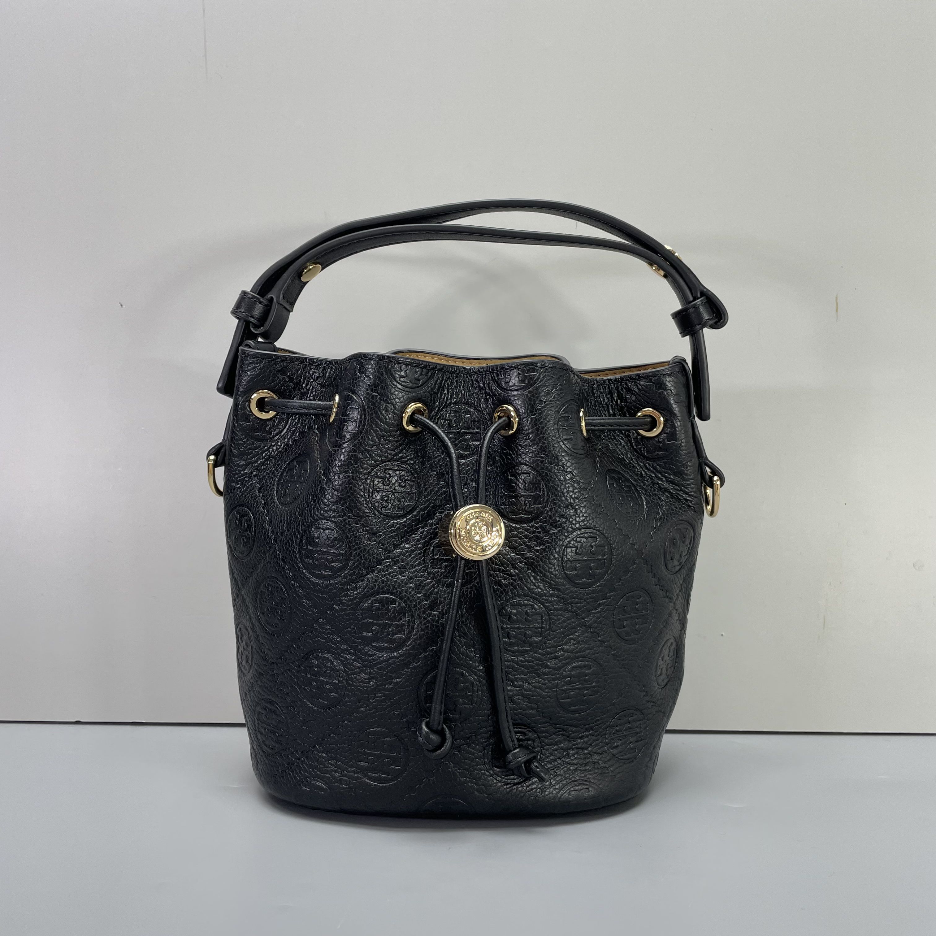 99新 TORY BURCH/汤丽柏琦 小林T系列压纹水桶包15*17*9 B111601