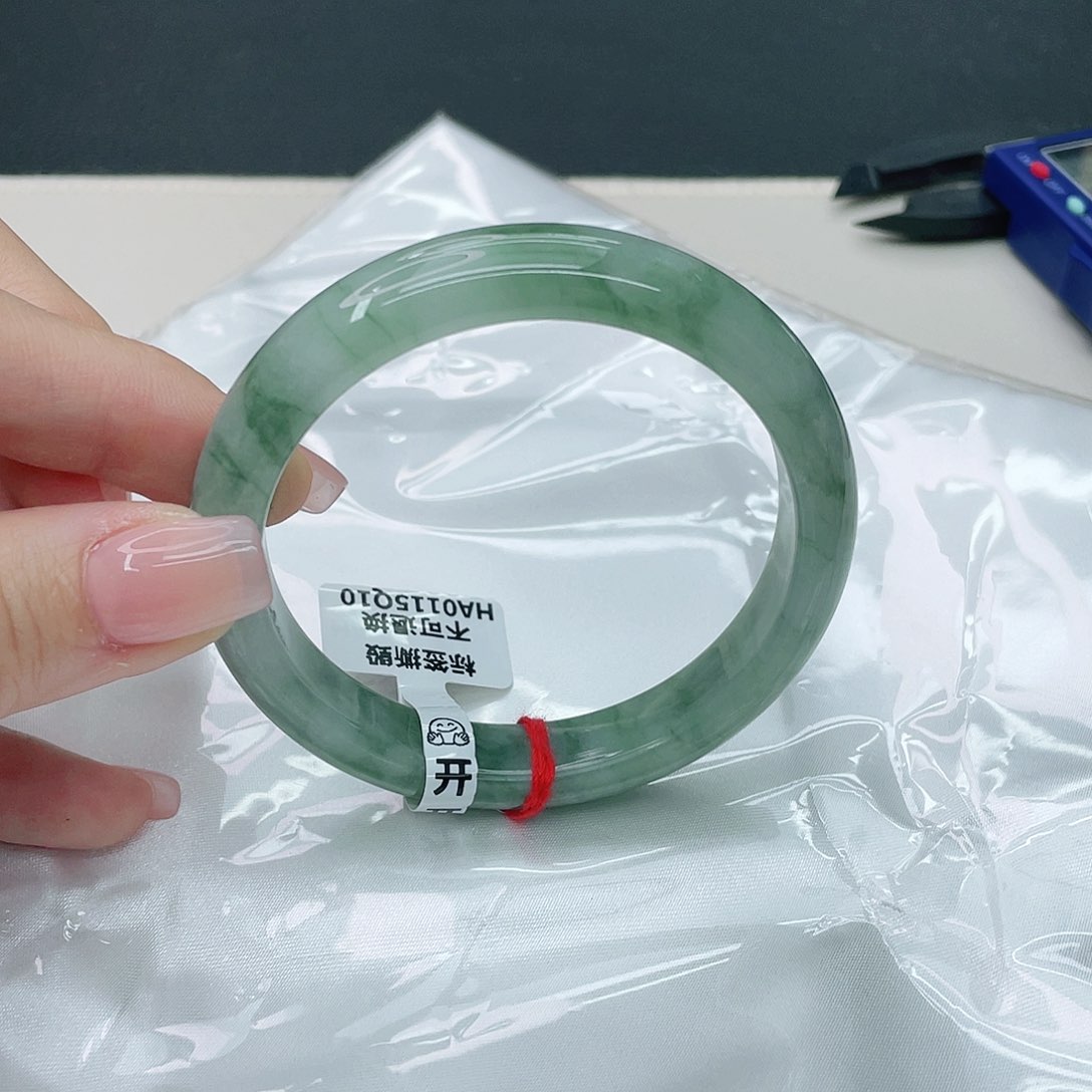 翡翠手镯未镶嵌正57