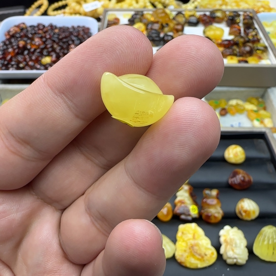 青***争琥珀未镶嵌裸石1.65克微瑕