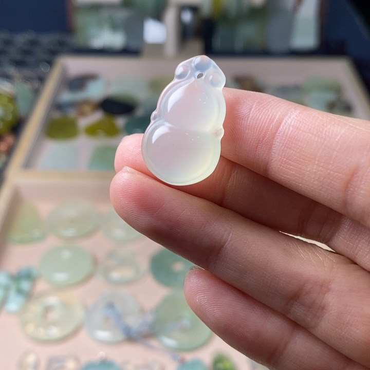 蛇纹石玉颈饰未镶嵌