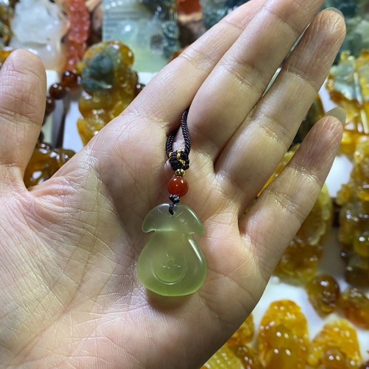蛇纹石玉未镶嵌颈饰