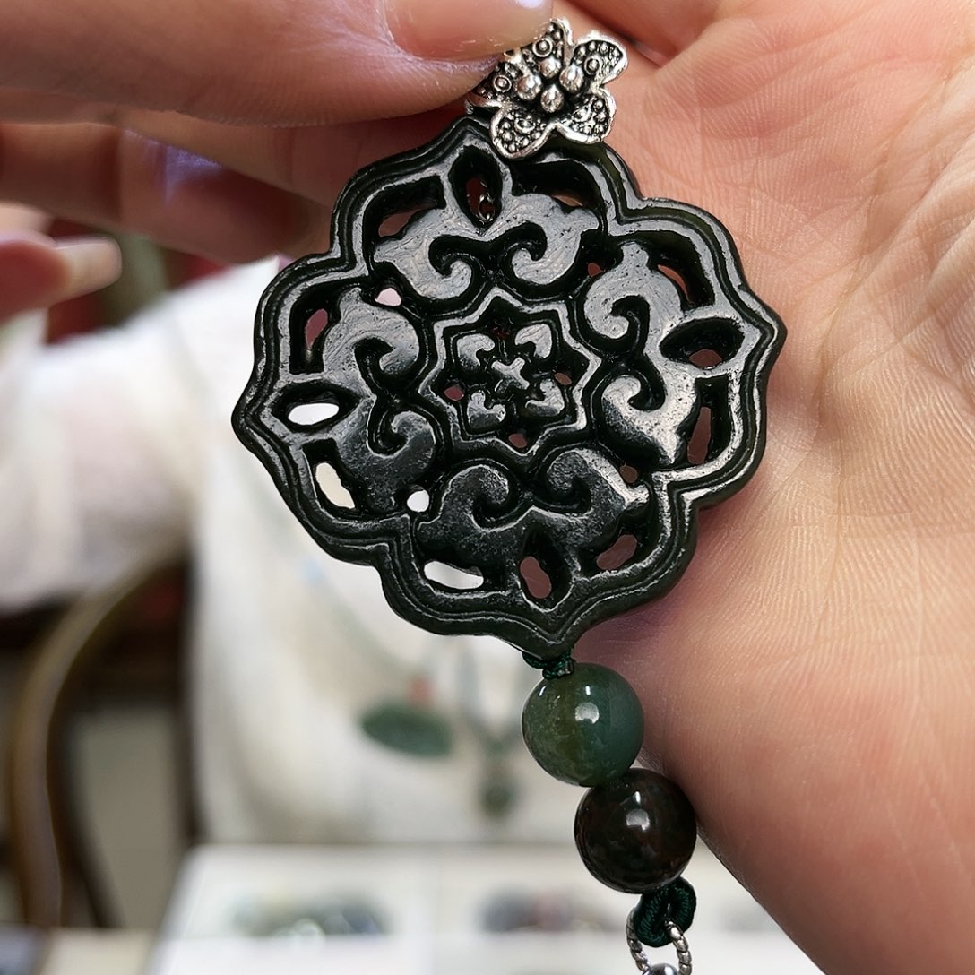 和田玉颈饰未镶嵌深发牌