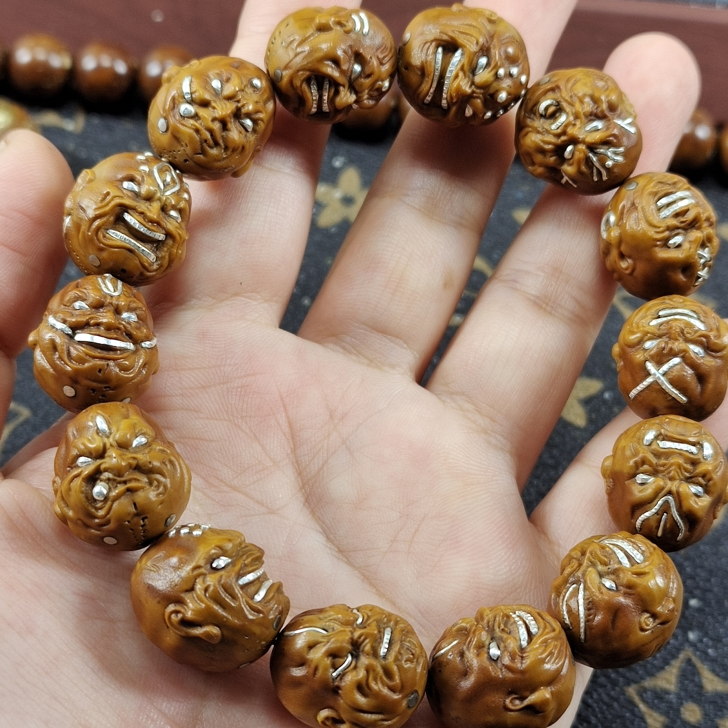 紫金鼠雕刻恶僧手串，手工镶嵌纯银，鼠眼已镶嵌款，男女同款