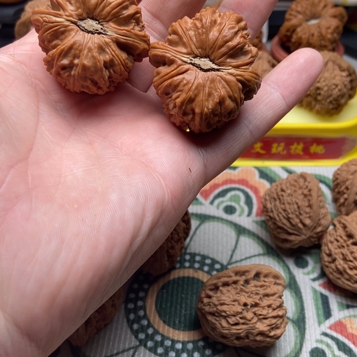 文玩核桃吊坠40卡姿兰大眼睛白狮子