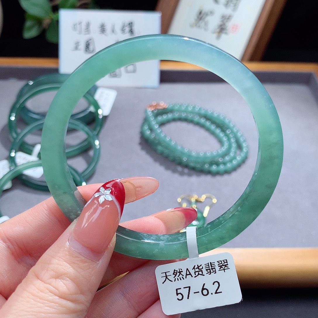 翡翠手镯（圆镯）未镶嵌