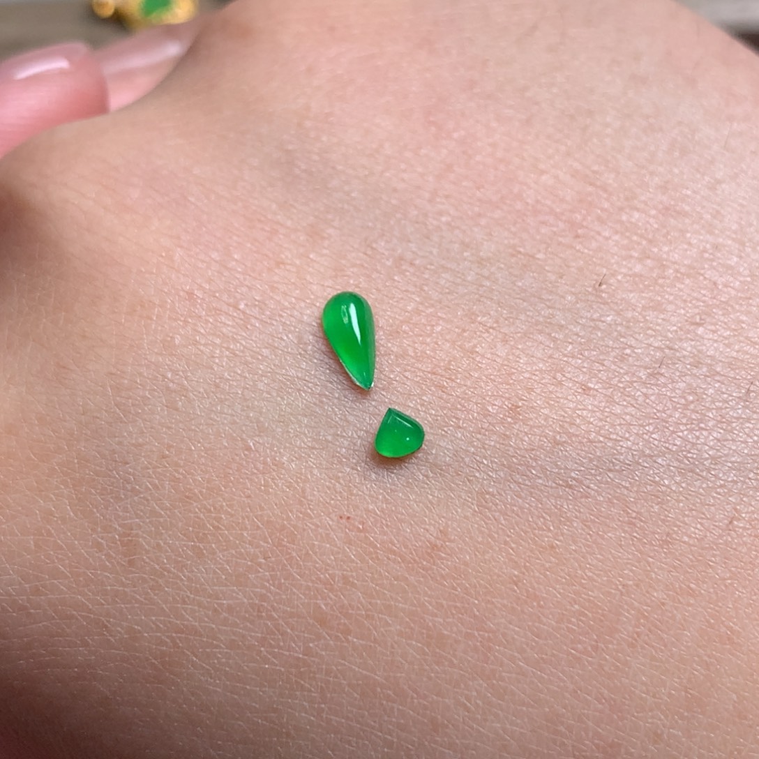 翡翠未镶嵌颈饰修长水滴