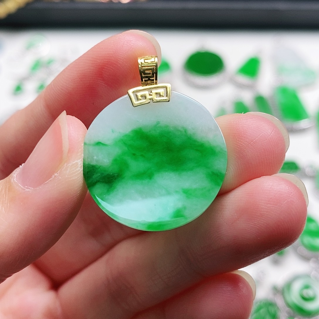 翡翠颈饰18K金镶嵌圆牌