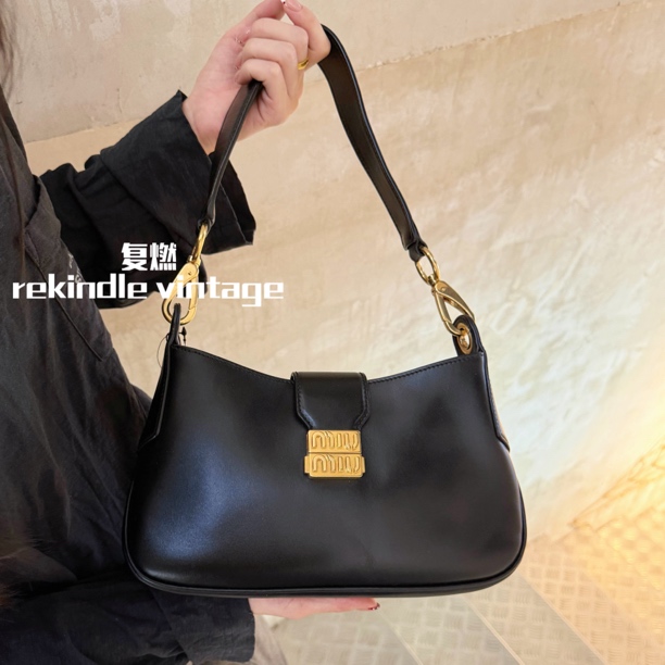 95新 MIU MIU/缪缪 复燃精选/黑金citycalf腋下单肩包