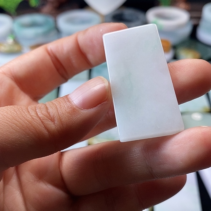 翡翠挂件未镶嵌翡翠的