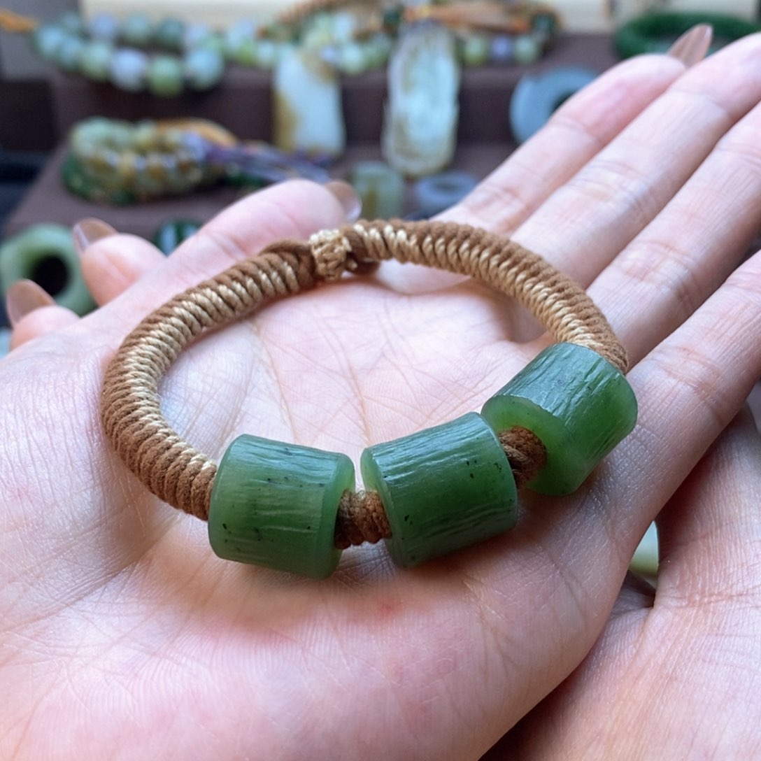 和田玉（碧玉）颈饰未镶嵌?