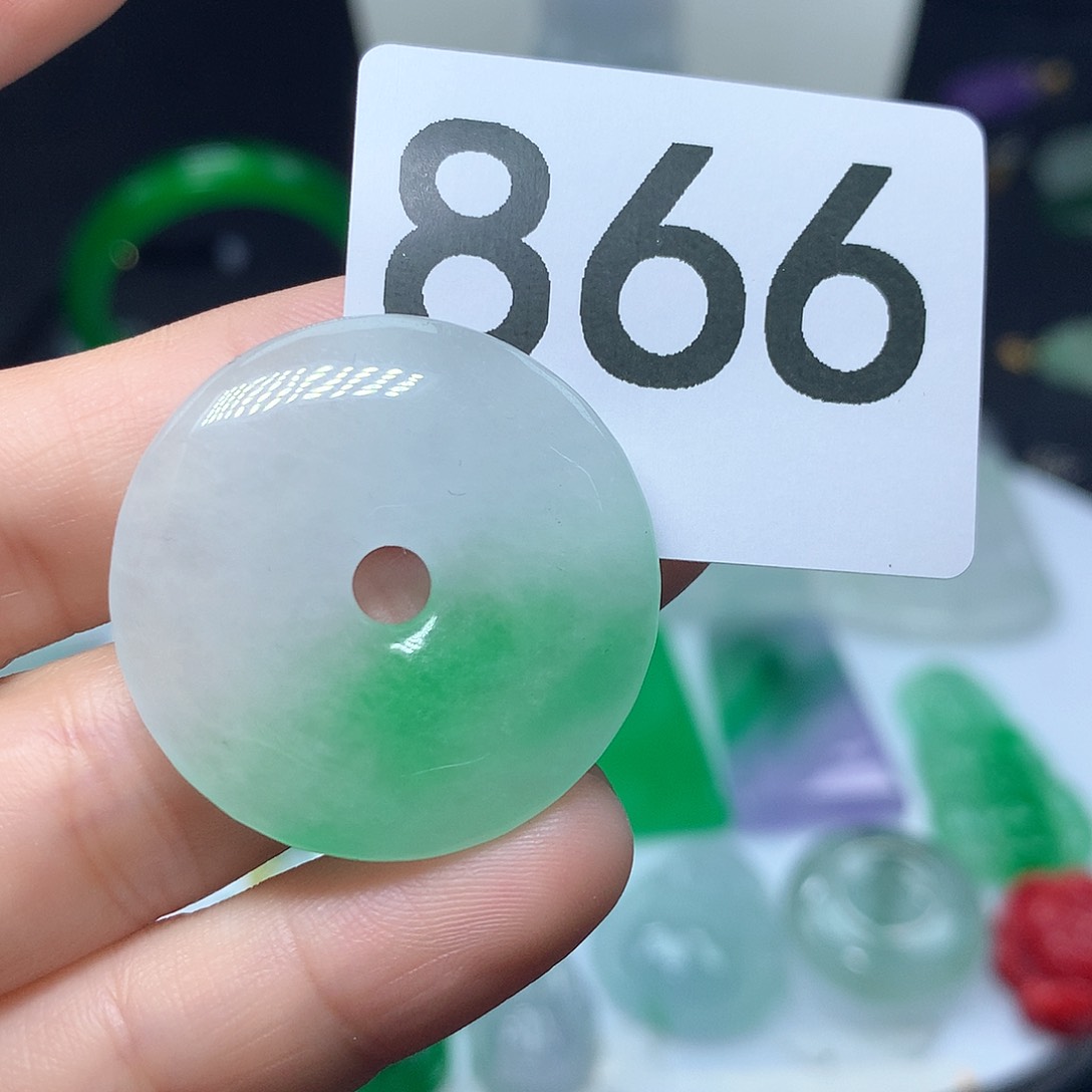 翡翠吊坠(赠链)未镶嵌