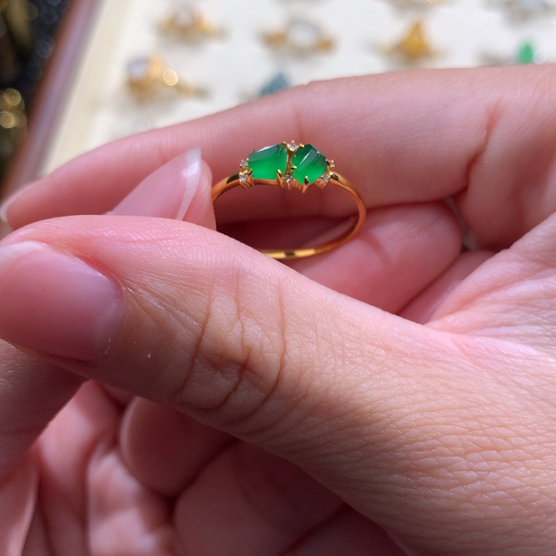 努***塔翡翠18K金镶嵌颈饰翡翠