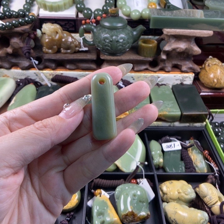 颈饰未镶嵌透闪石质玉a****e
