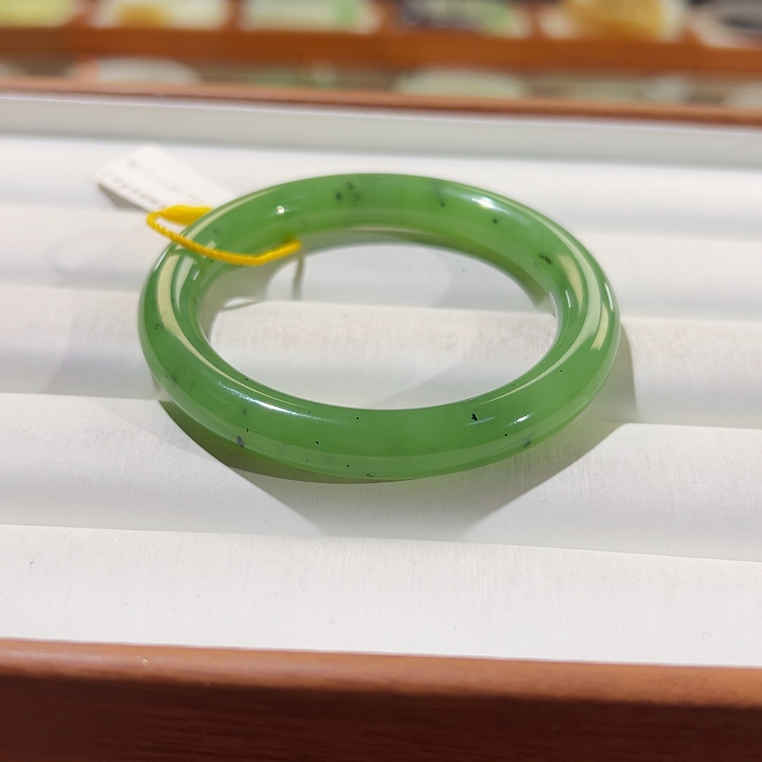 和田玉手镯未镶嵌苹果绿圆条巨显白
