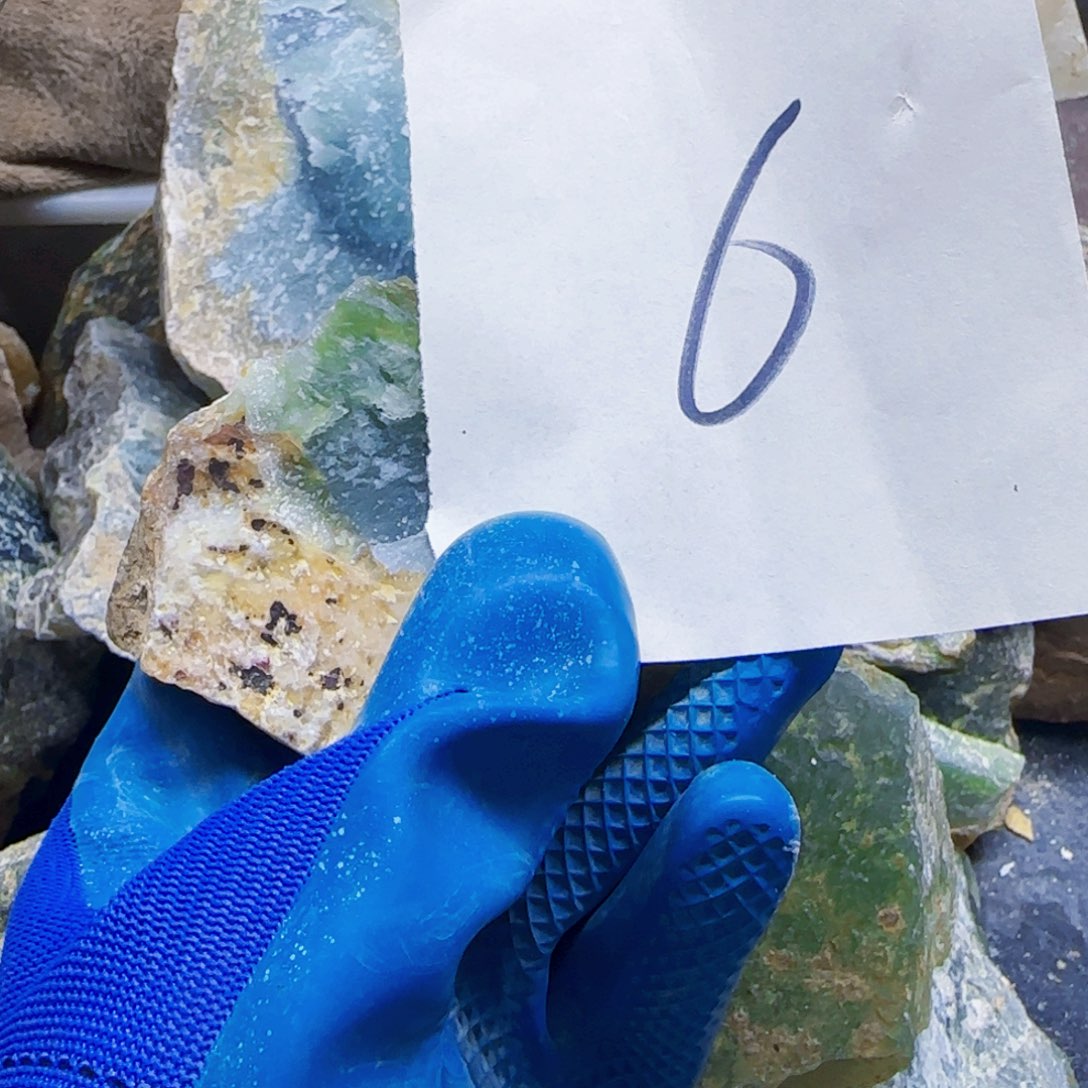 王***炸蛇纹石玉未镶嵌原石