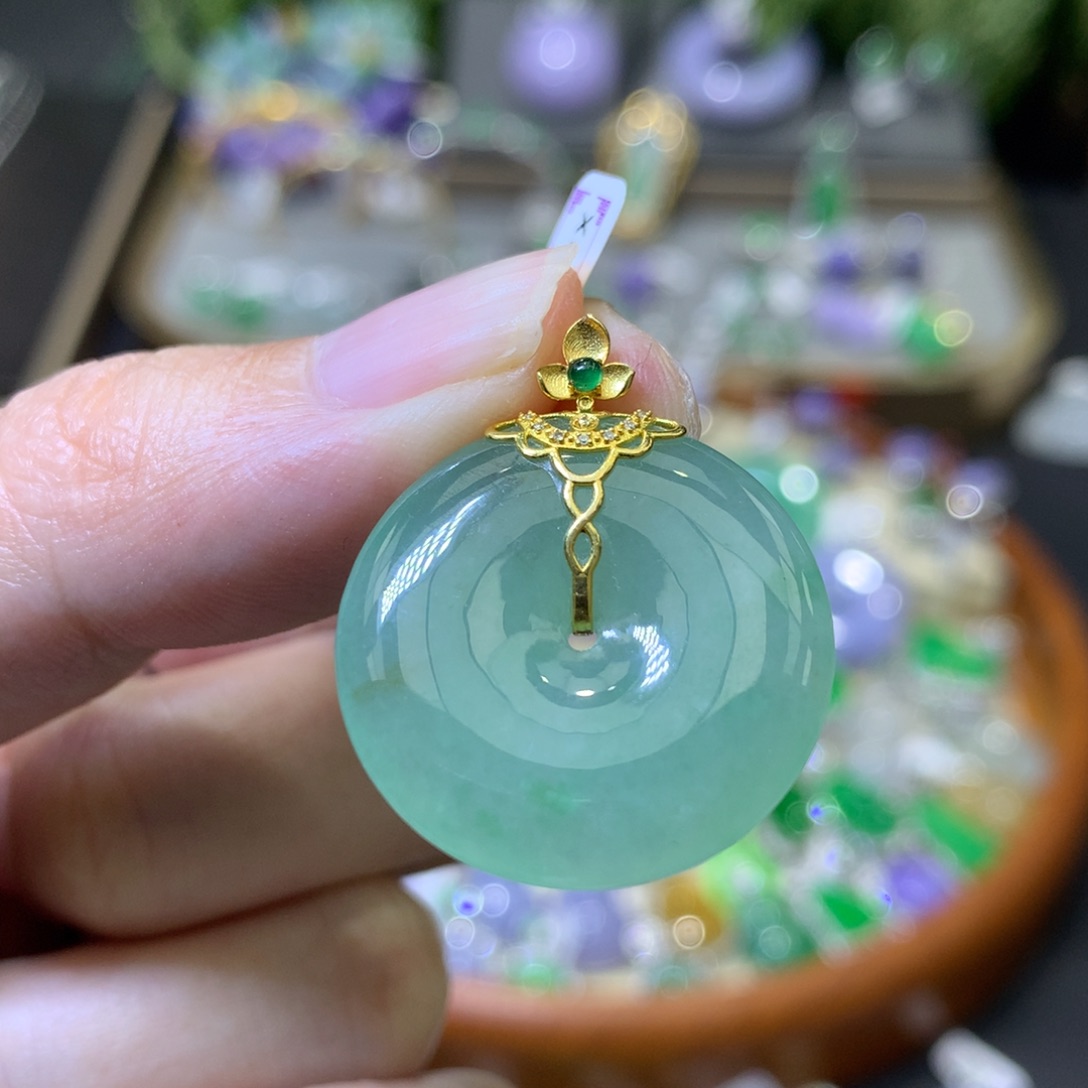 颈饰18K金镶嵌翡翠