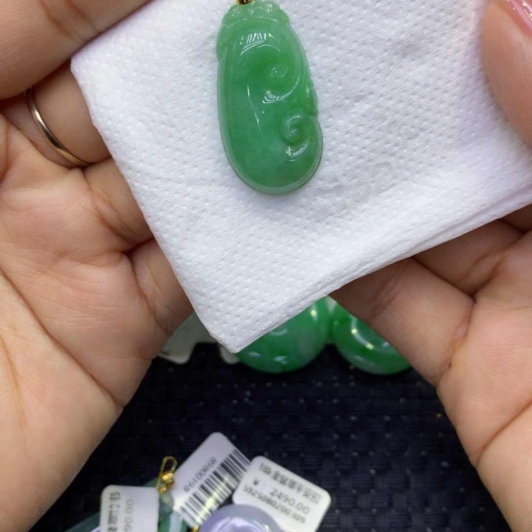 颈饰18K金镶嵌翡翠