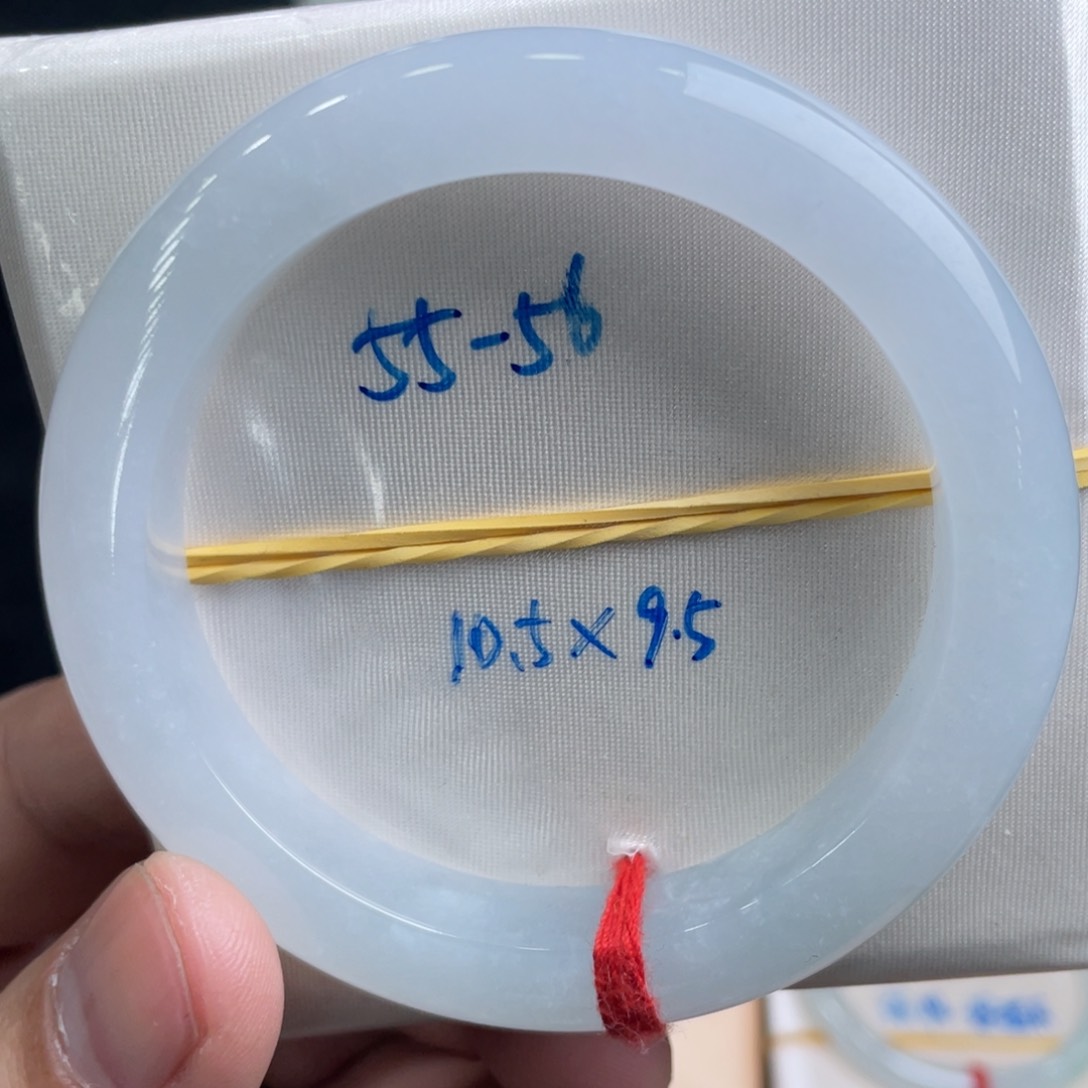 翡翠手镯未镶嵌翡翠手镯
