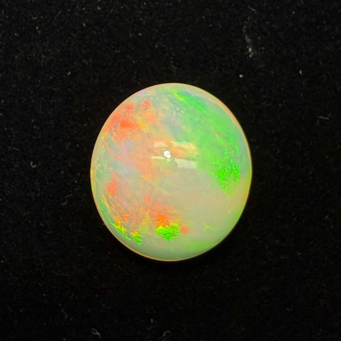 10.685ct天然彩欧泊裸石，尺寸16.7*15*9.6mm，颜色美艳，油画般色彩