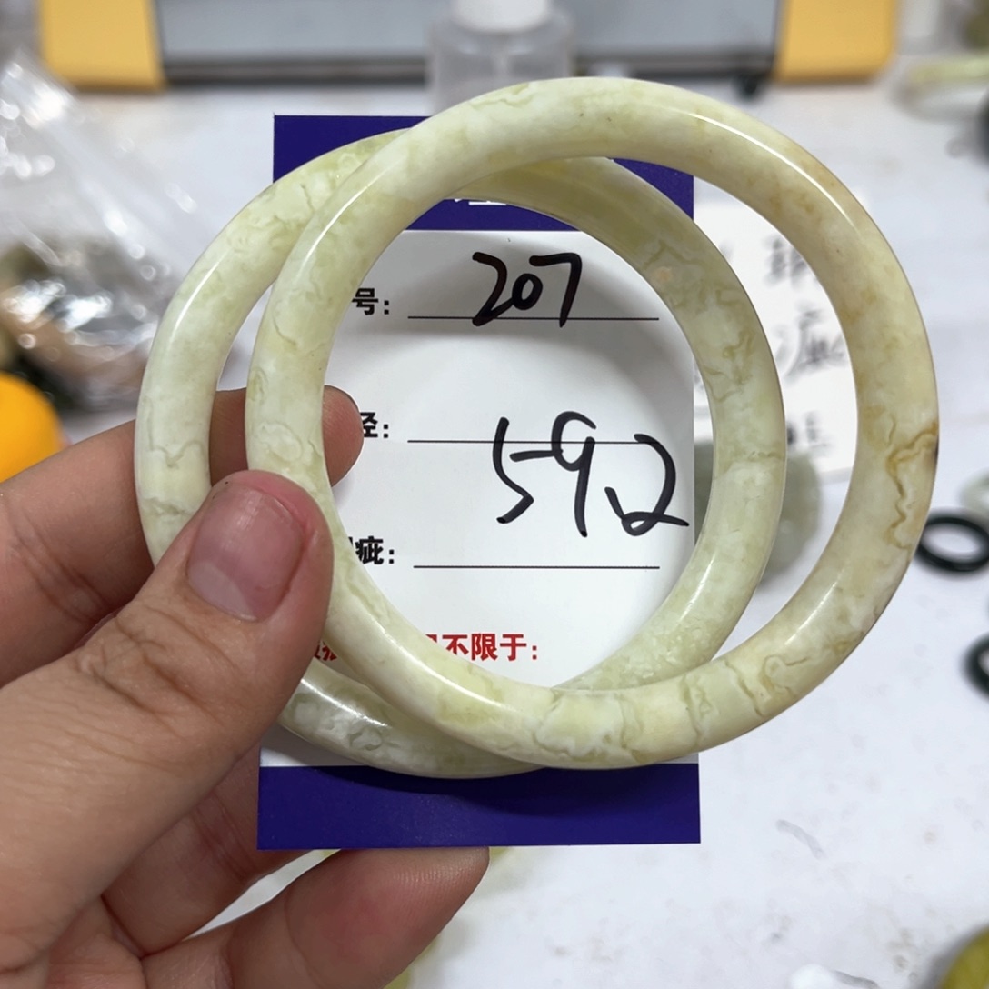 蛇纹石玉手镯未镶嵌