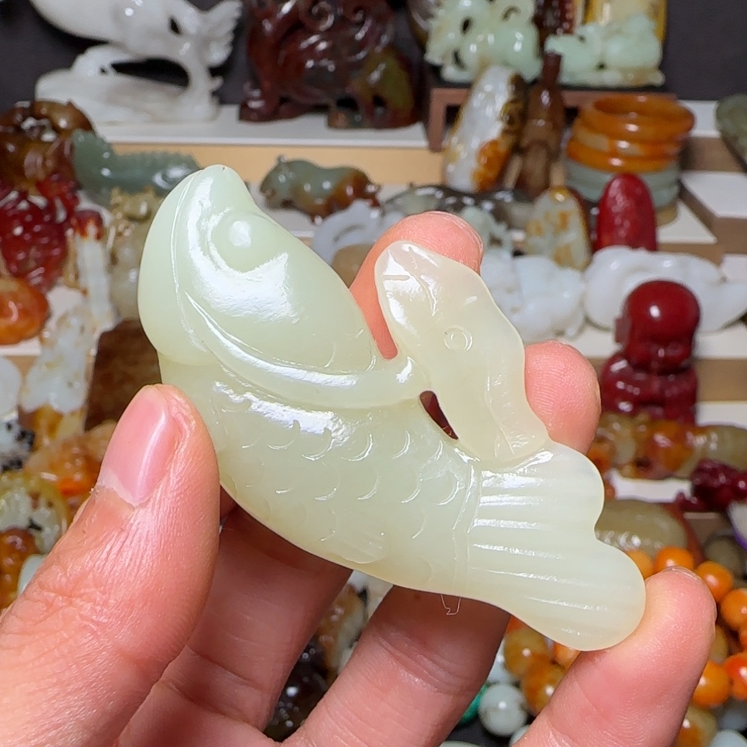 佛***忠和田玉未镶嵌颈饰